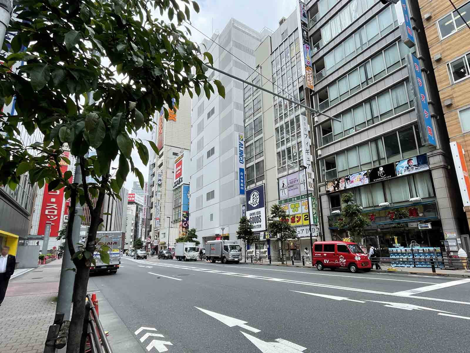 GEEKS AKIHABARA前面の秋葉原駅前南通り