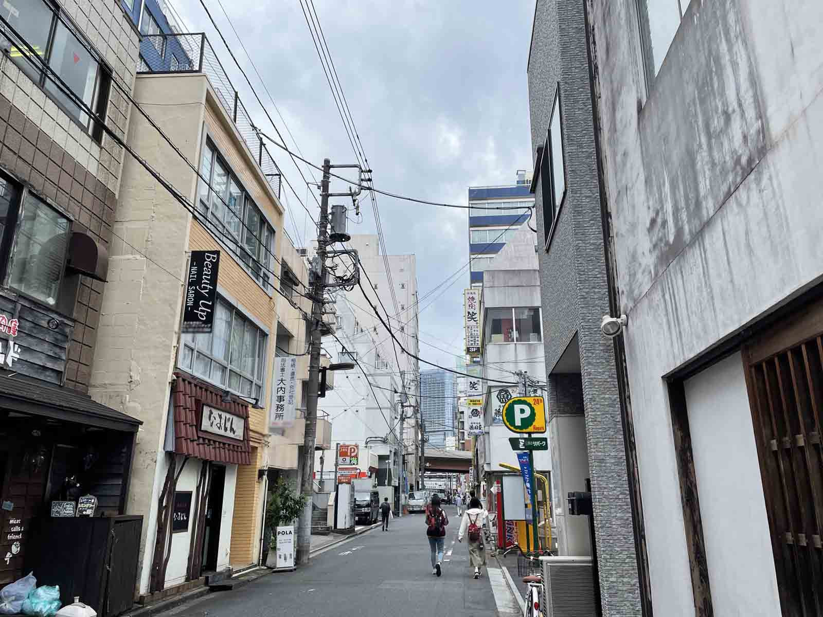 きりやビル前面の通り