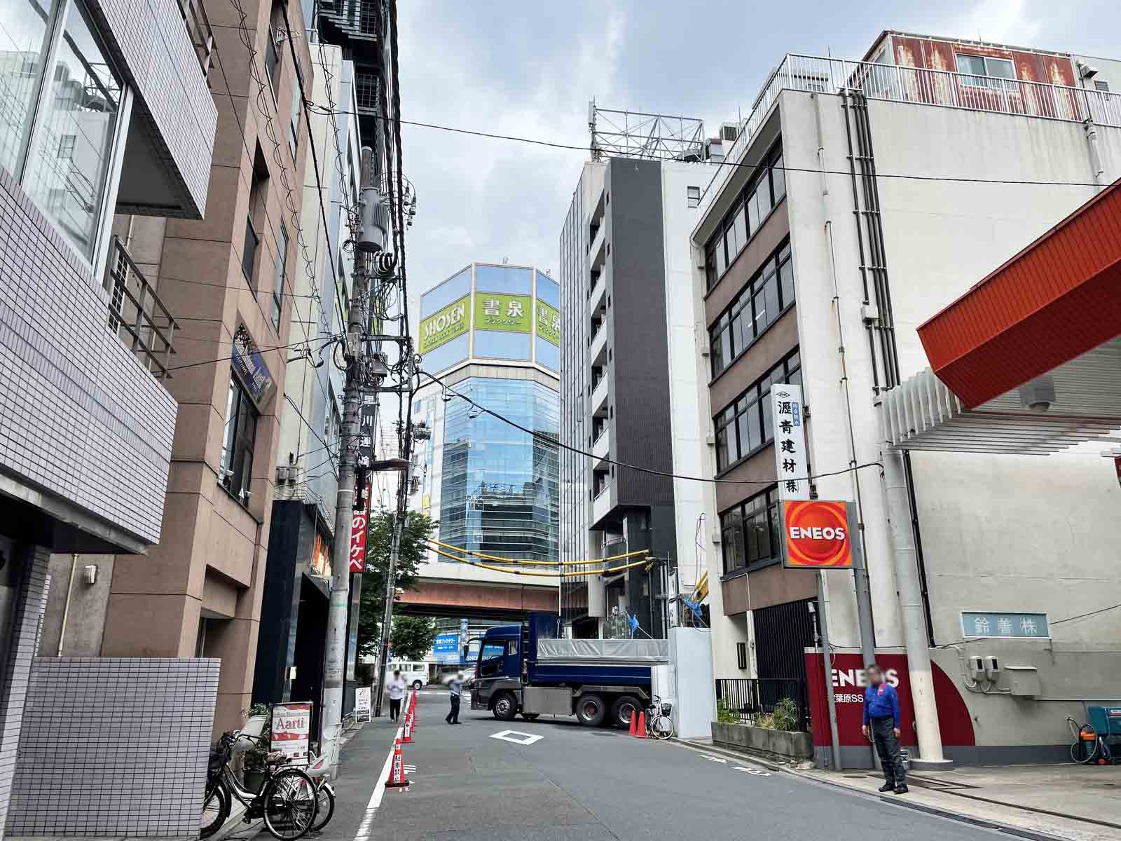森芳ビル前面の通り