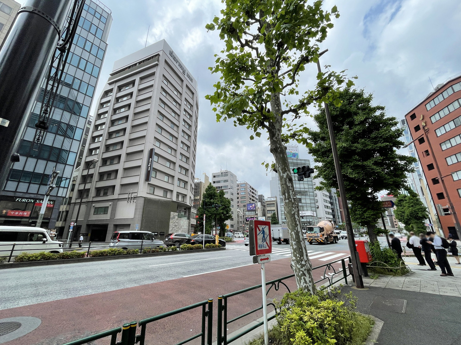 BEKKA須田町ビル前面の靖国通り