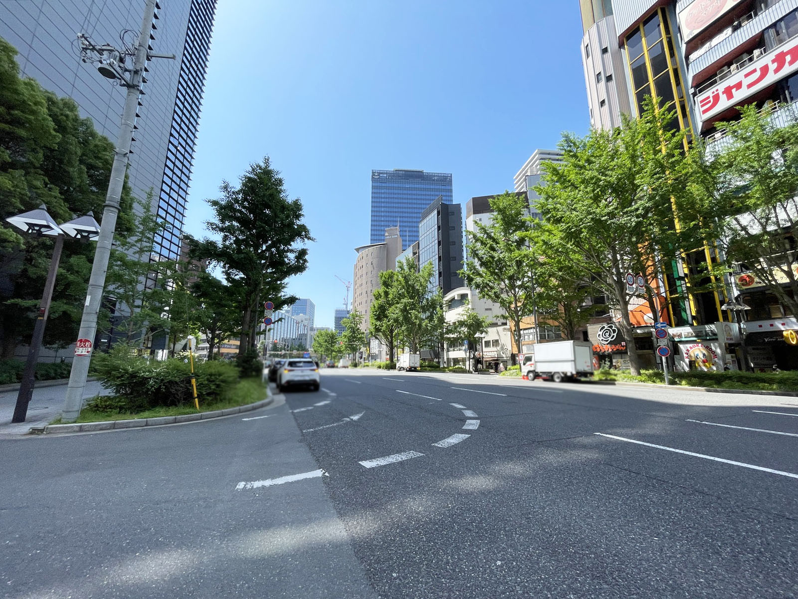リゾートトラスト御堂筋ビル前面の通り
