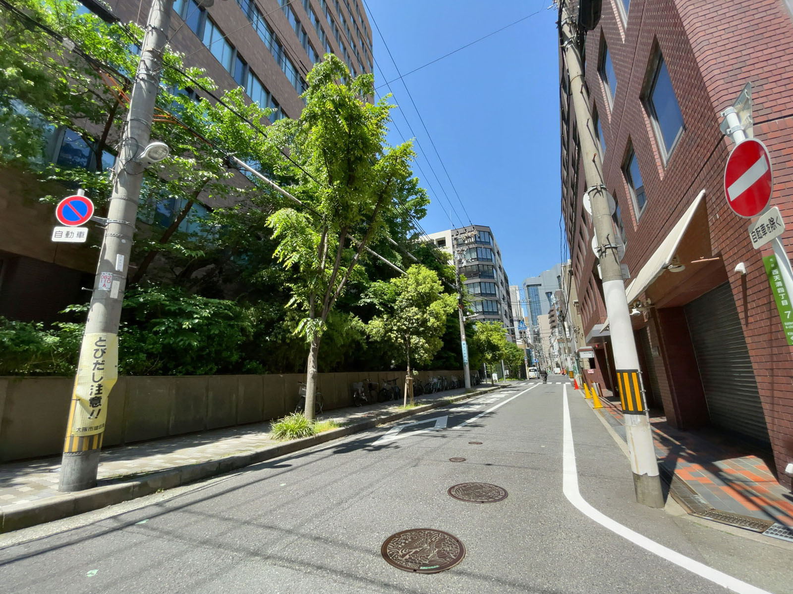 第一住建裁判所前ビル前面の通り