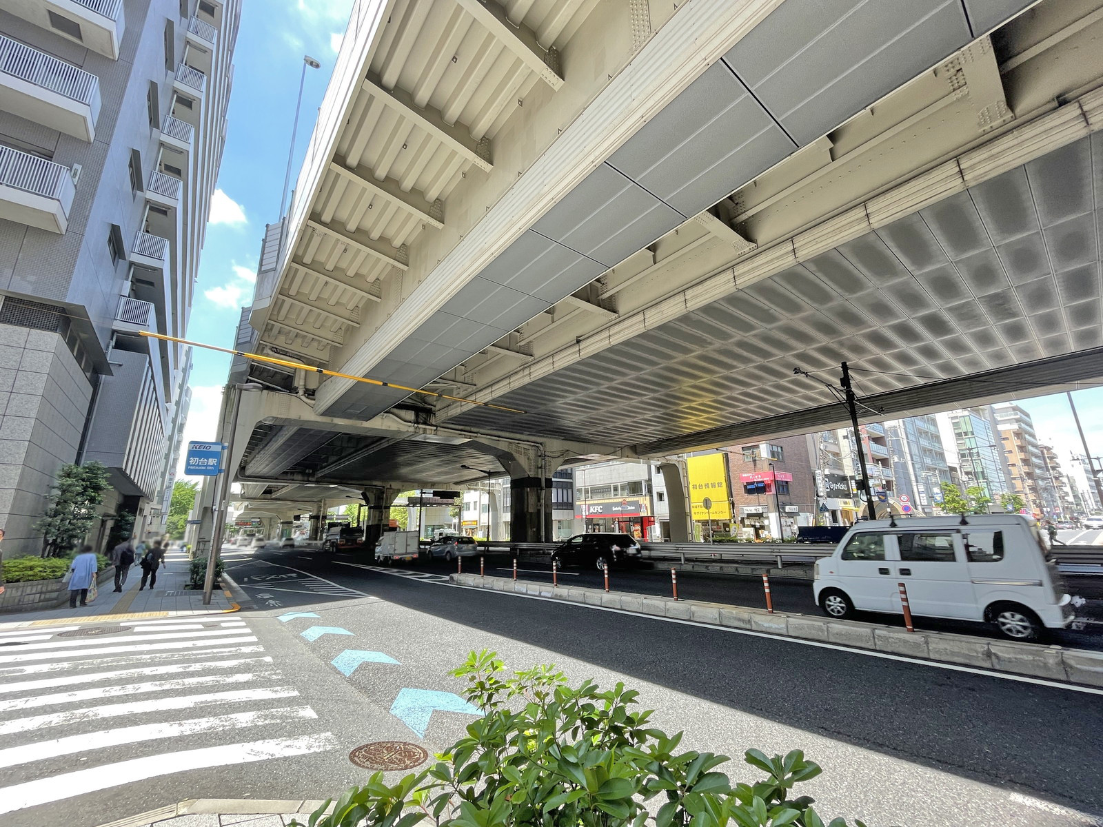 小田急西新宿ビル前面の甲州街道