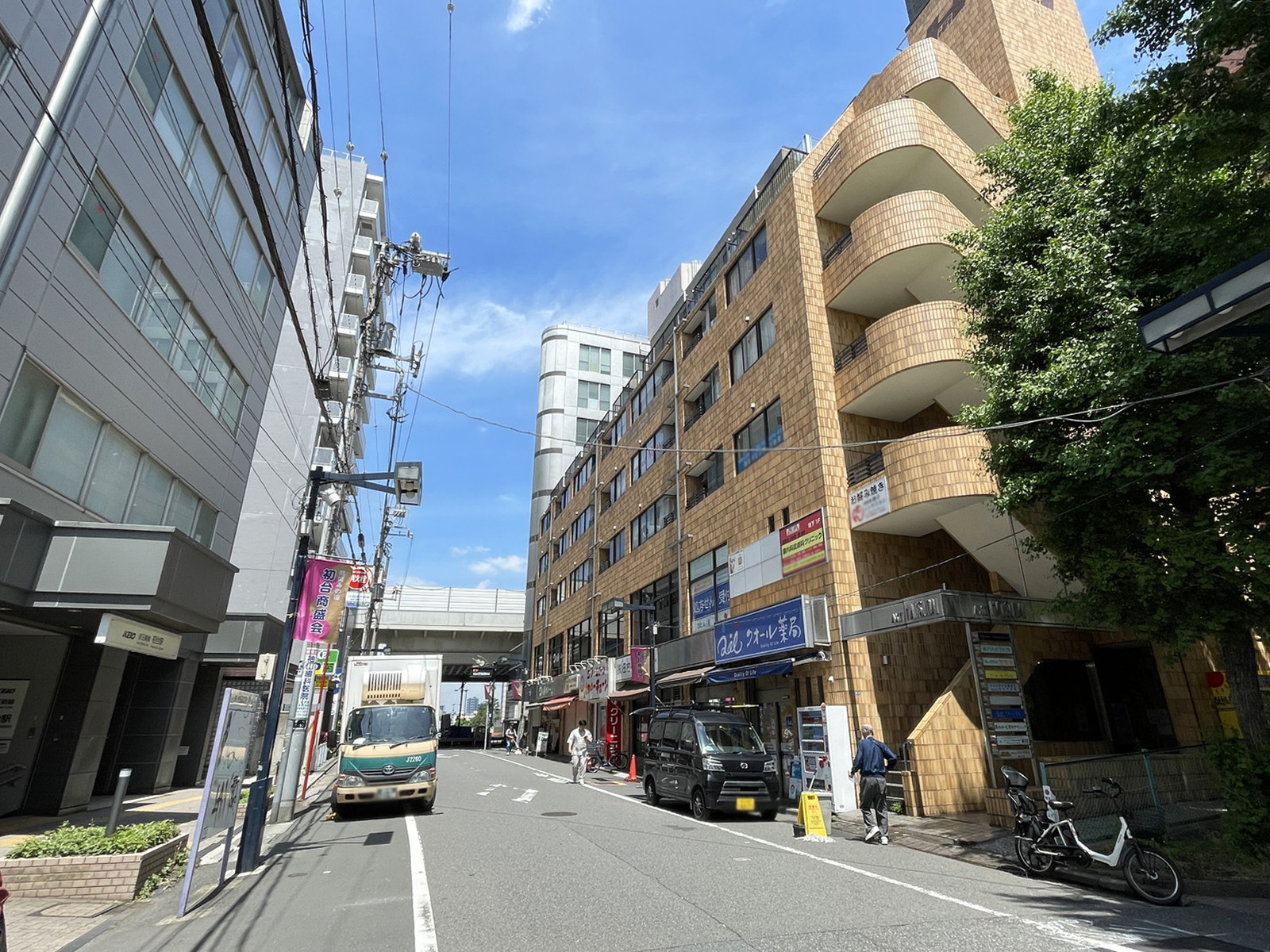 京王初台駅ビル前面の通り