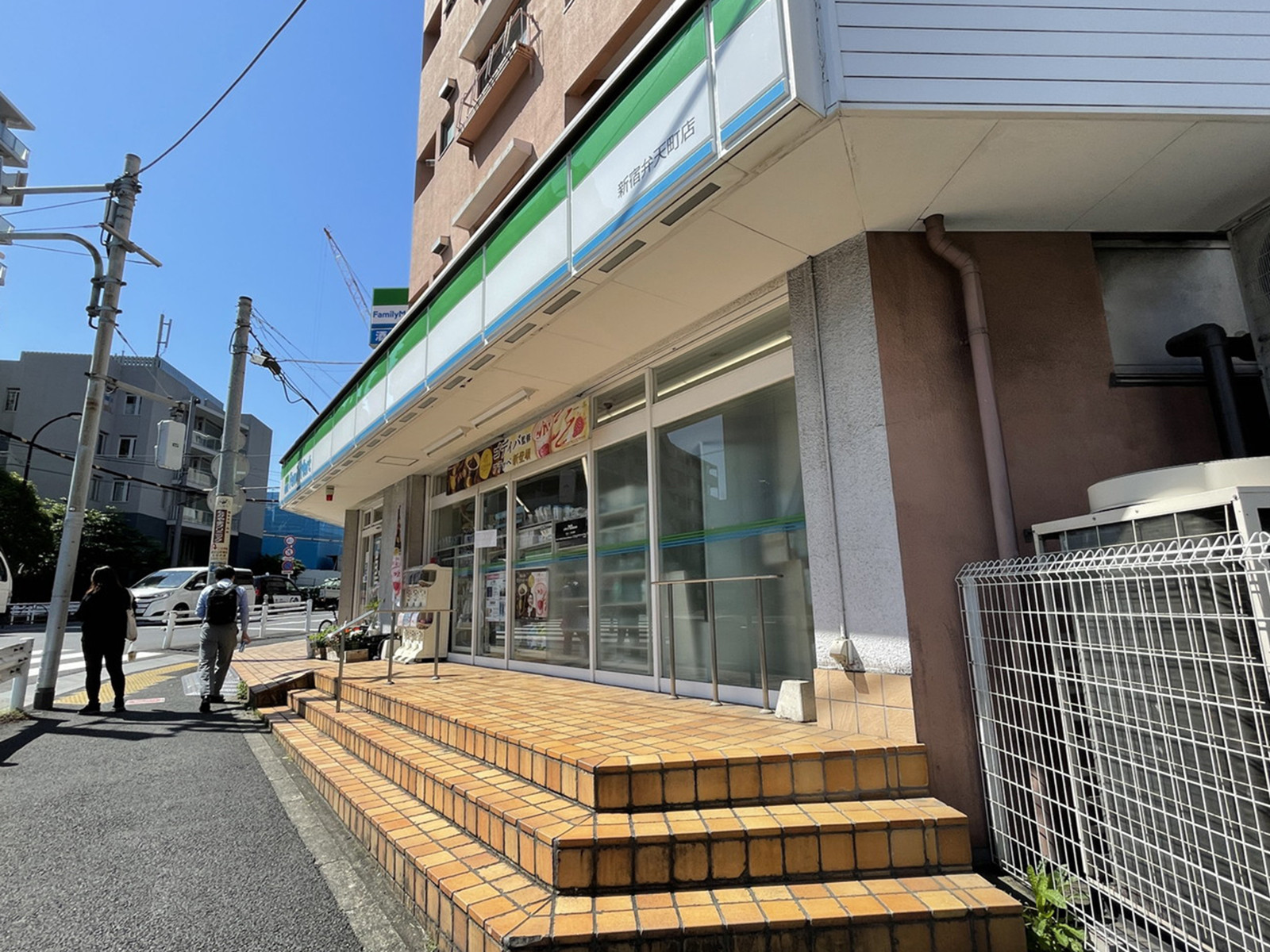 徒歩1分のファミリーマート新宿弁天町店