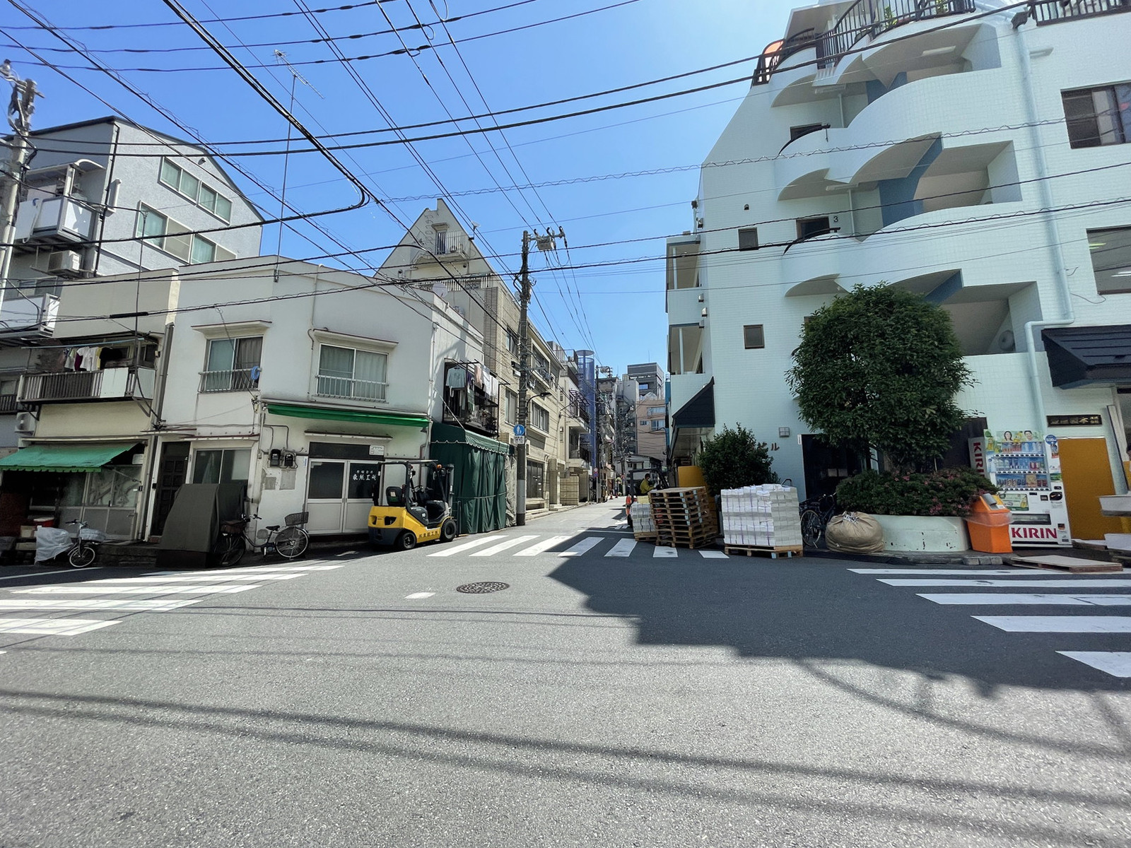 壺屋ビル前面の通り