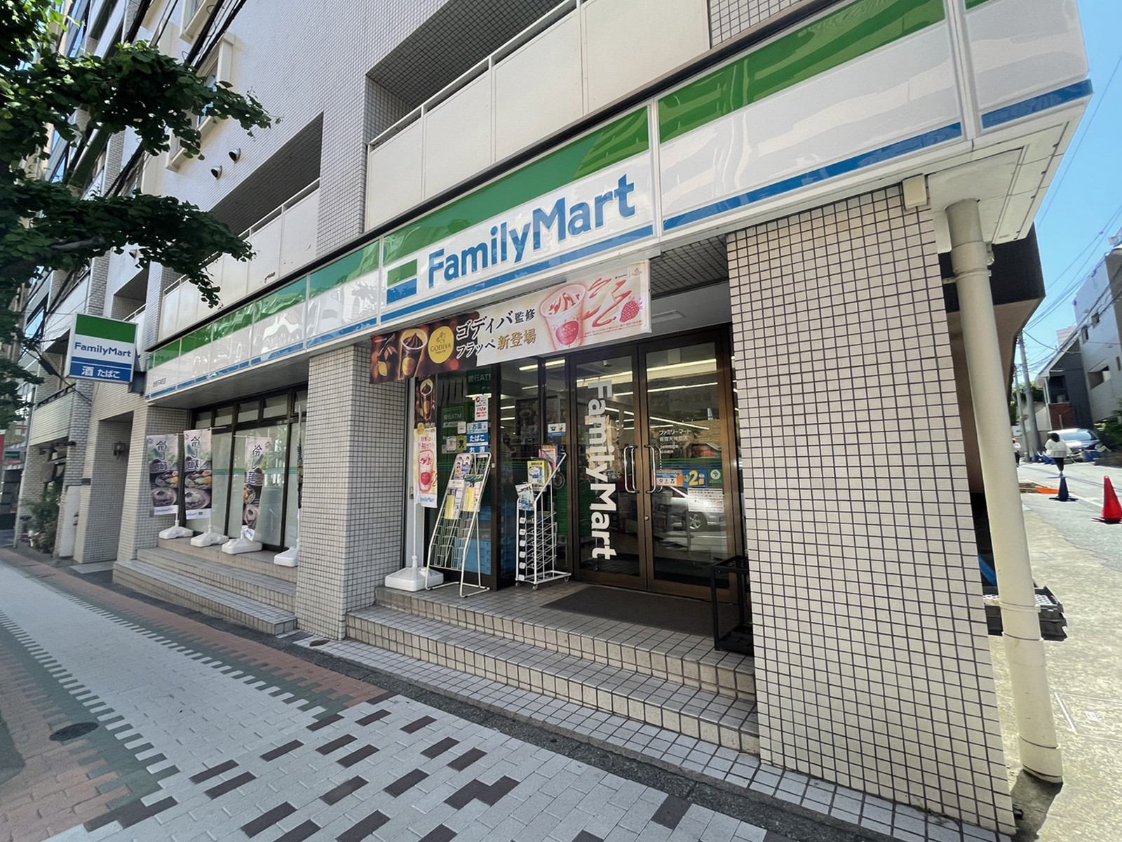 徒歩2分のファミリーマート新宿弁天町店