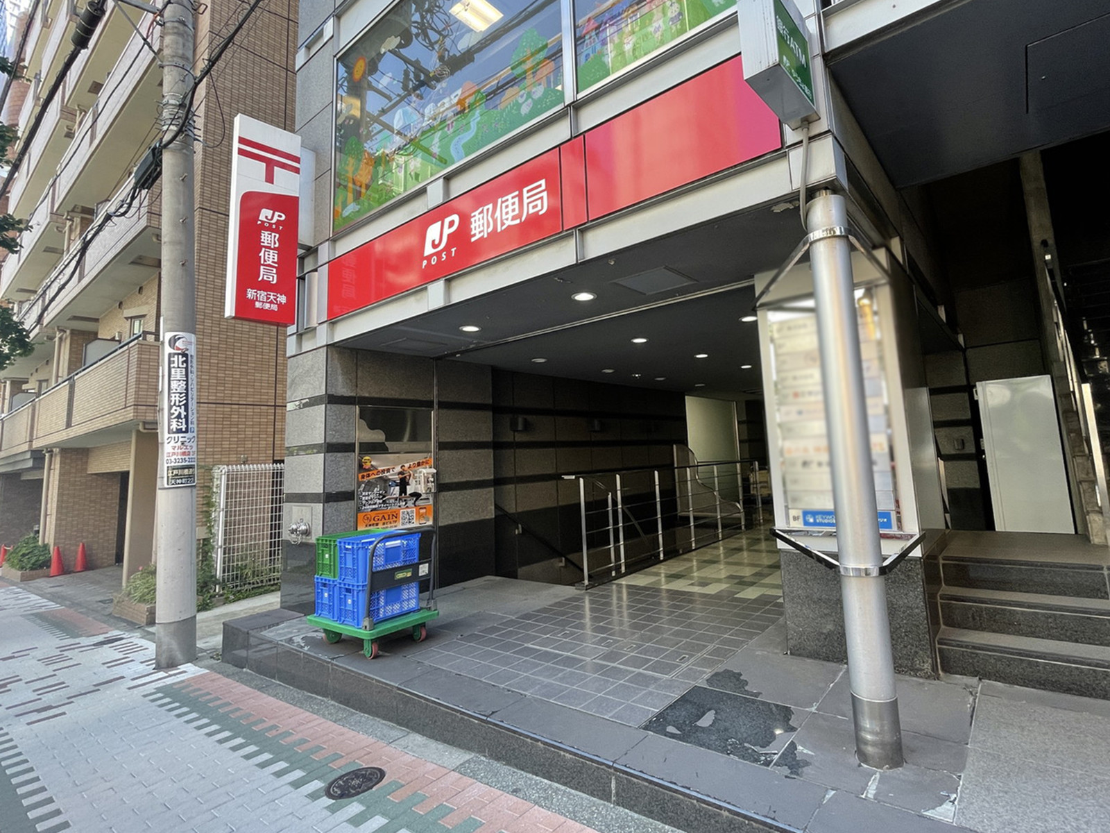徒歩3分の新宿天神郵便局