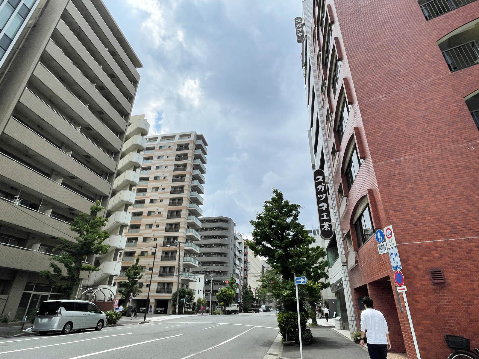 マルキビル前面の神田金物通り