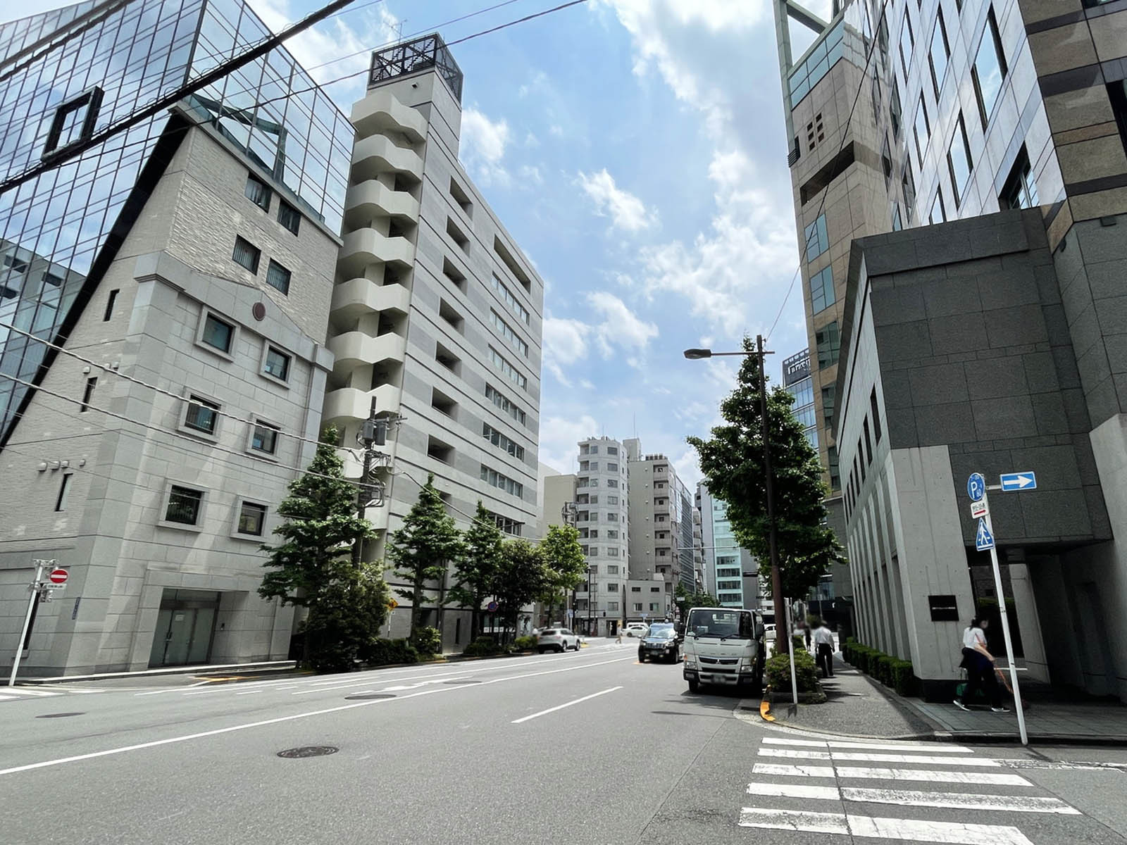 広部ミヤケビル前面の清洲橋通り