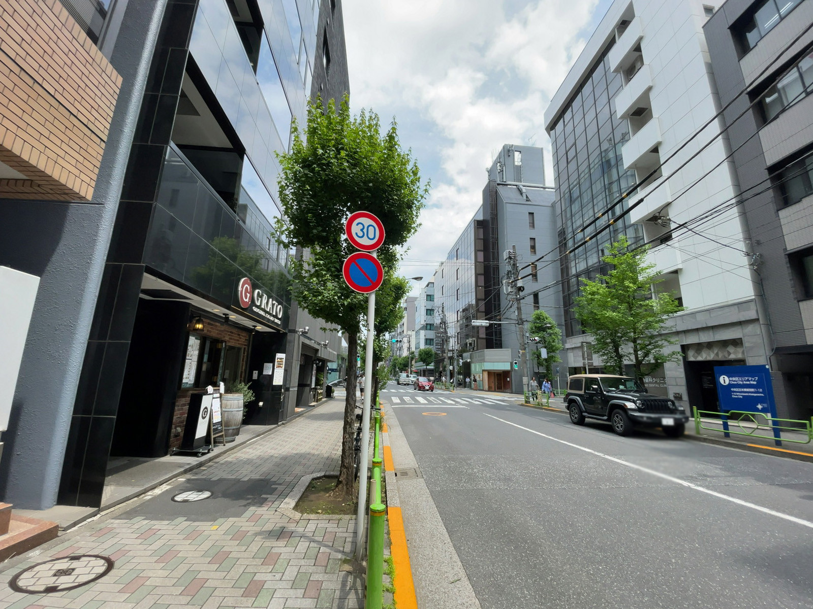人形町ビル前面の通り