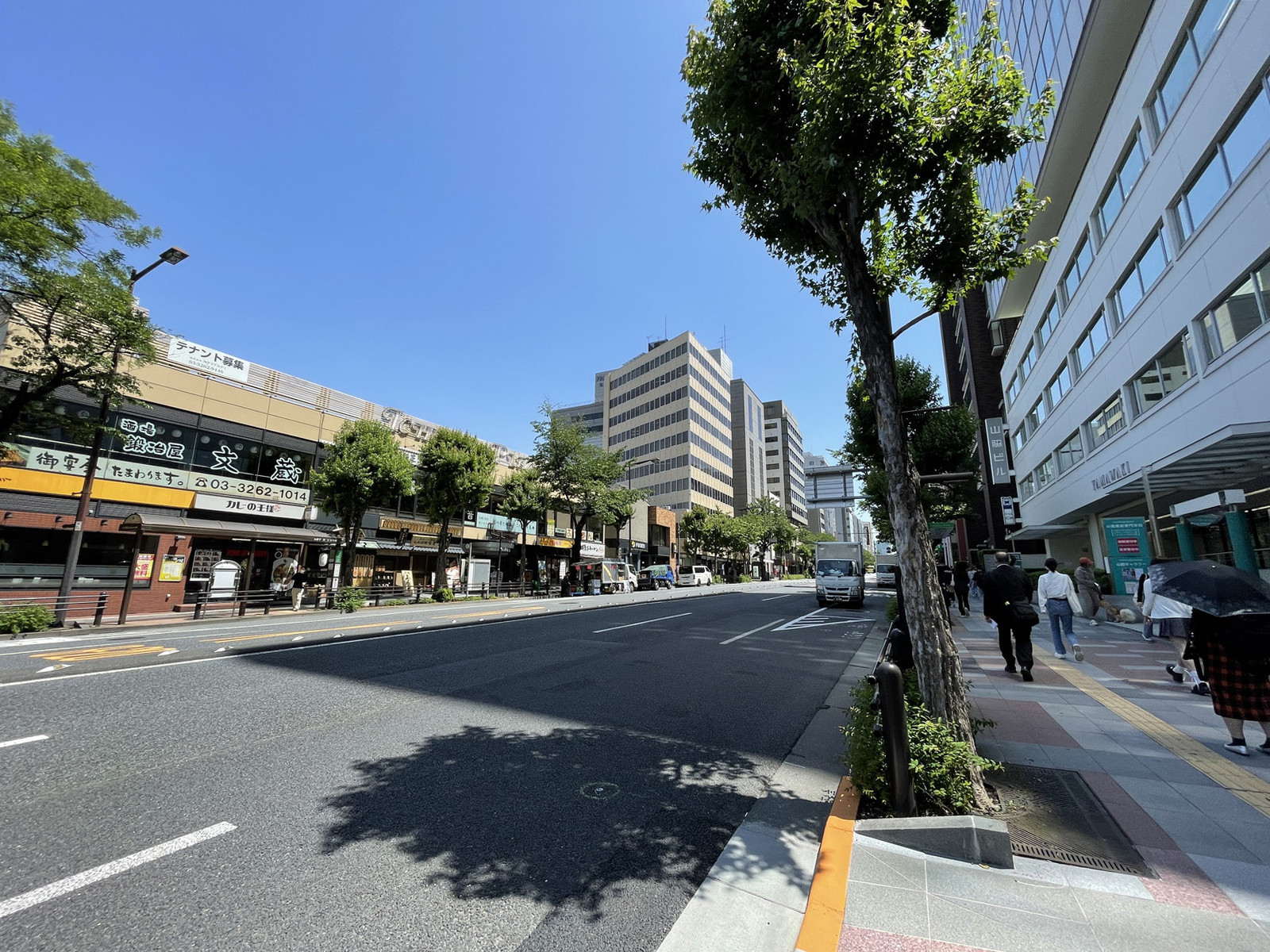 CIRCLES+市ヶ谷駅前前面の通り