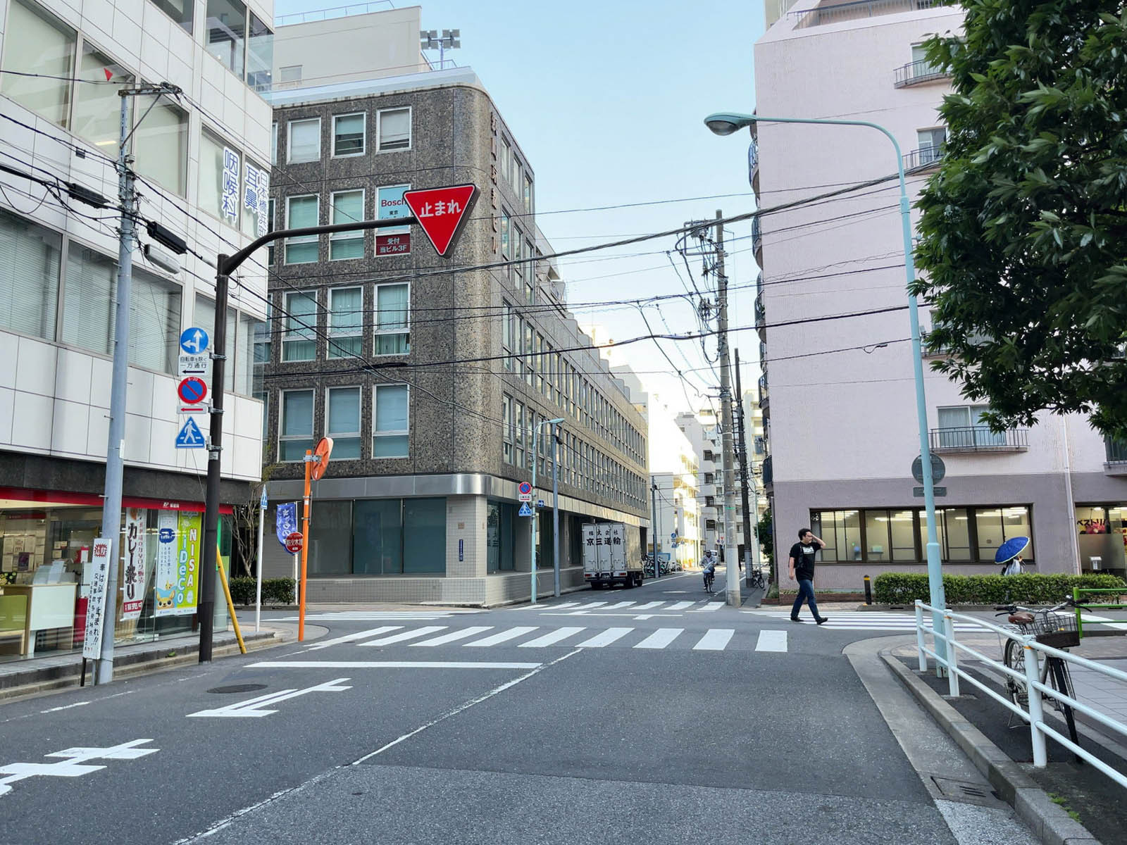 日本橋浜町ポストビル前面の通り