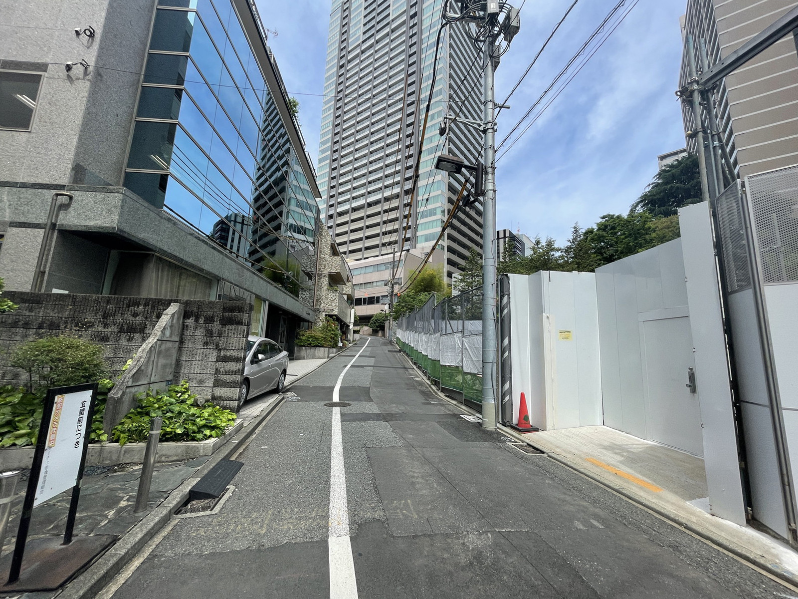 赤坂ヒルサイドビル前面の通り