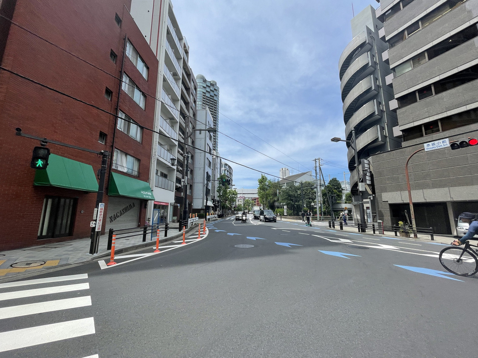 赤坂ASビル前面の赤坂通り