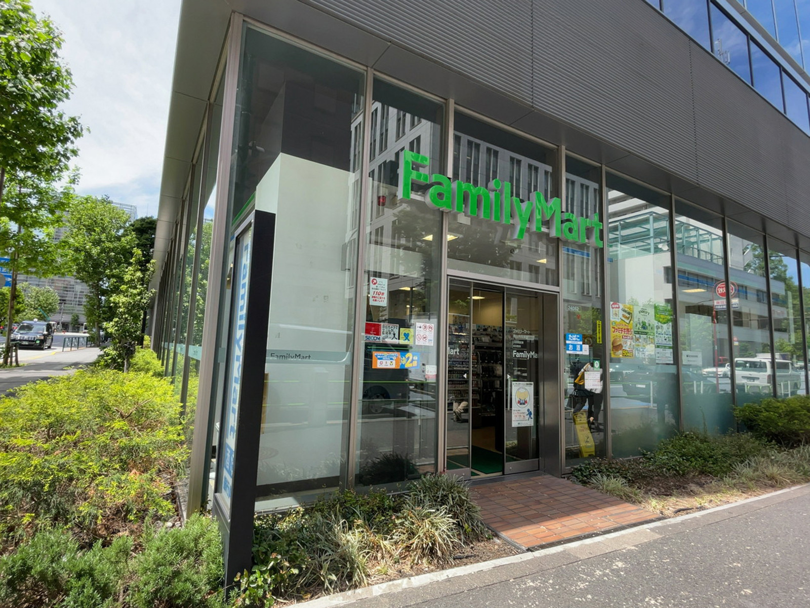 徒歩1分のファミリーマート青山外苑東通り店