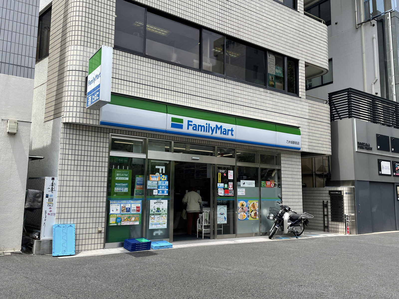 向かいのファミリーマート乃木坂駅前店
