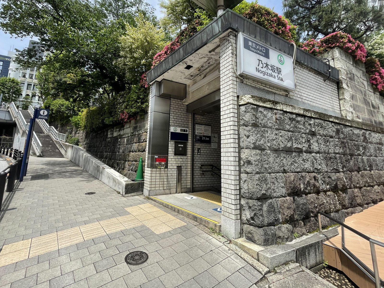 最寄りの「乃木坂駅」