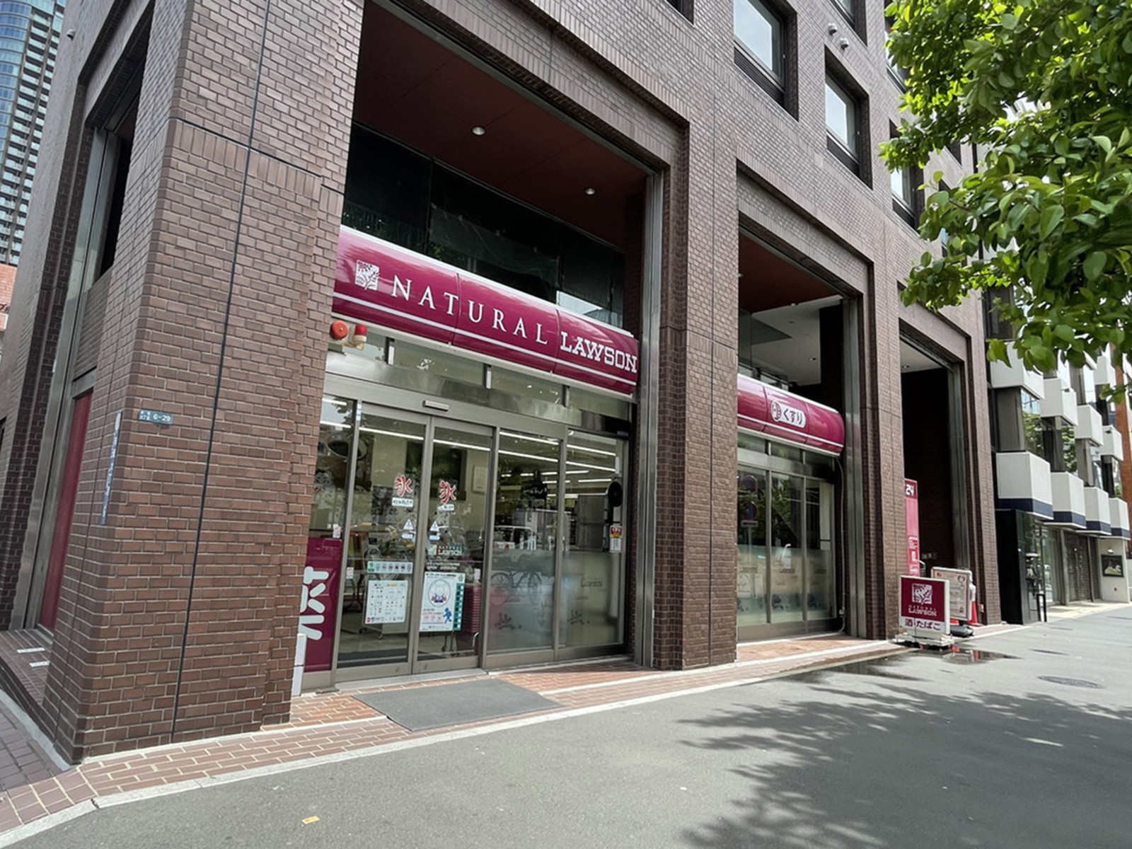 徒歩1分のナチュラルローソン乃木坂店