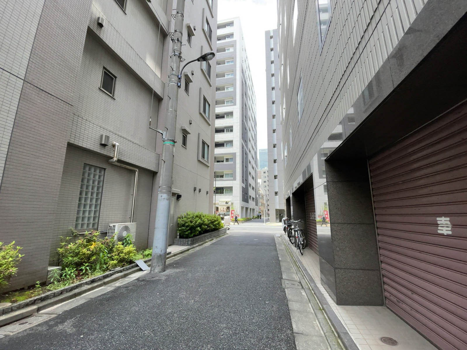 九管ビル前面の通り