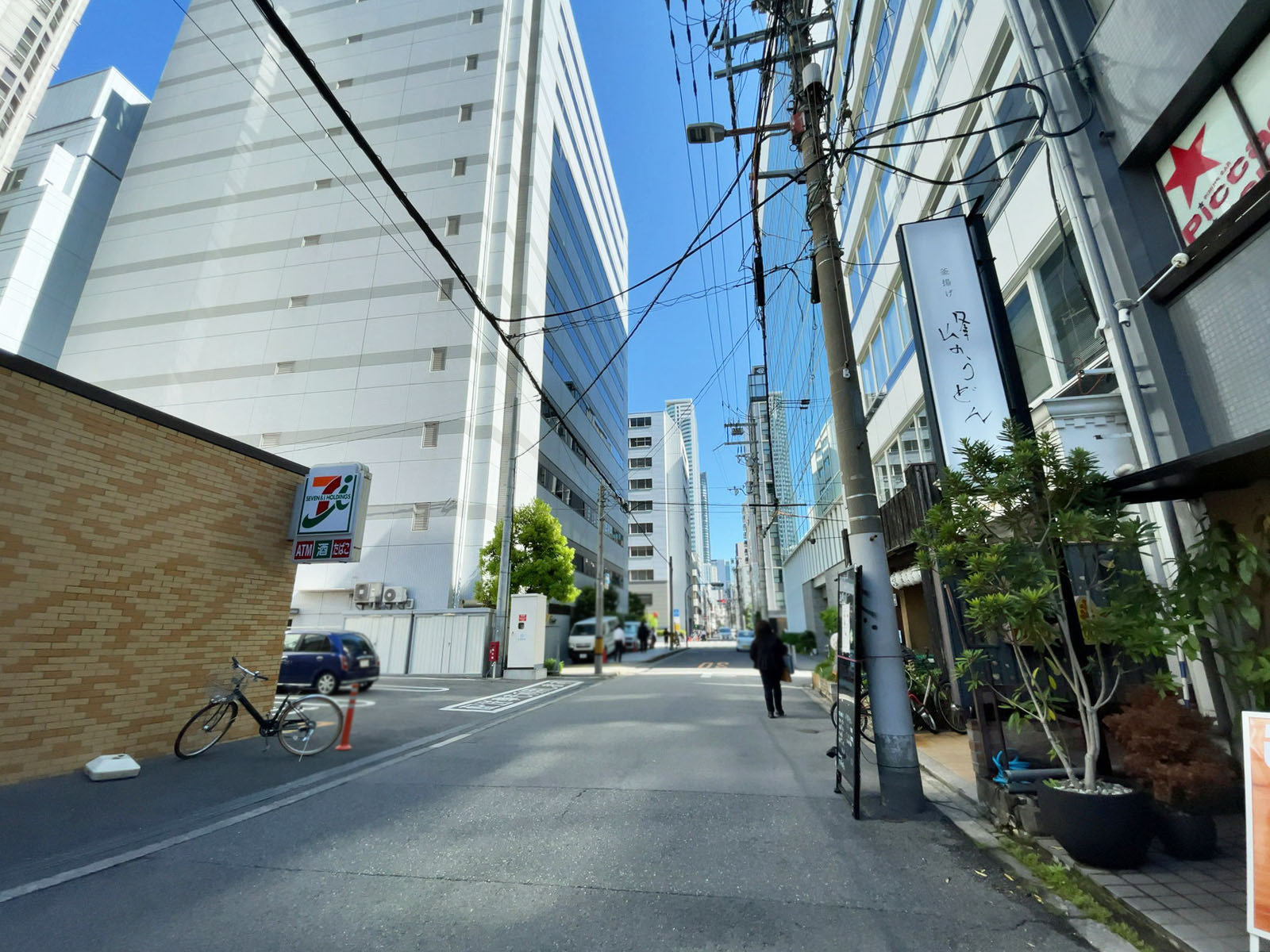グルラジビル前面の通り