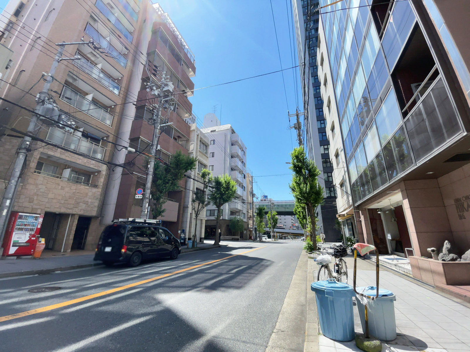 ヒカリビル前面の通り
