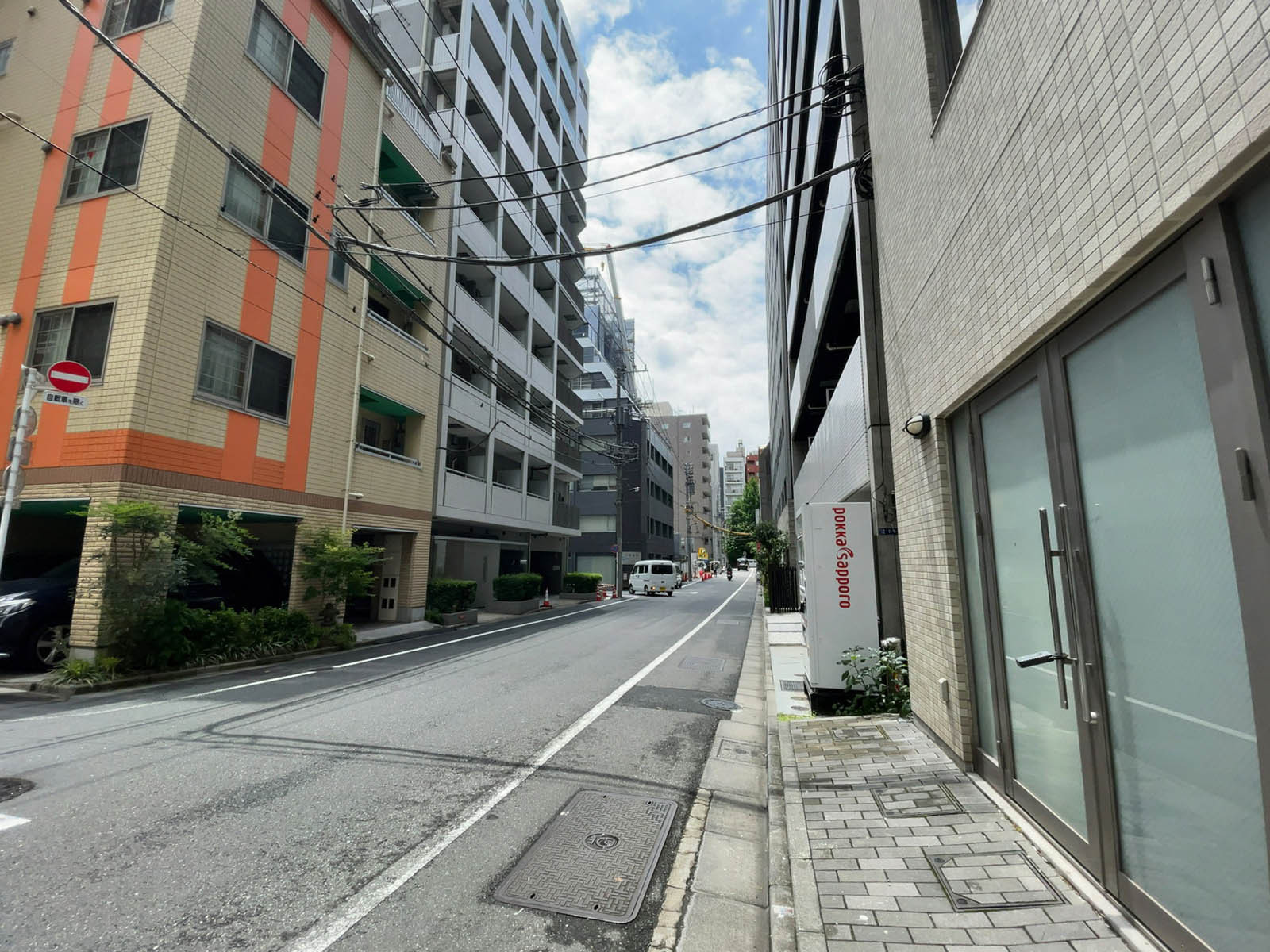 アンプルールベトントウキョウ前面の通り