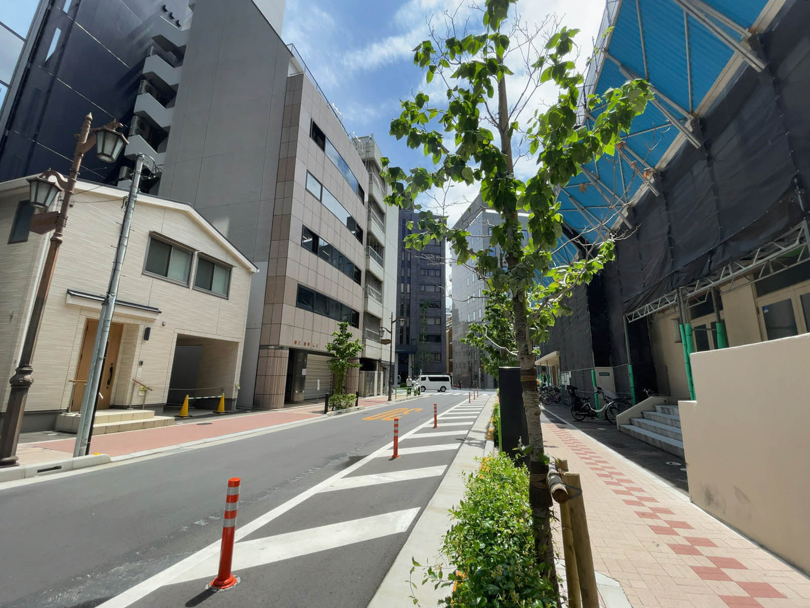群成舎八丁堀ビル前面の通り