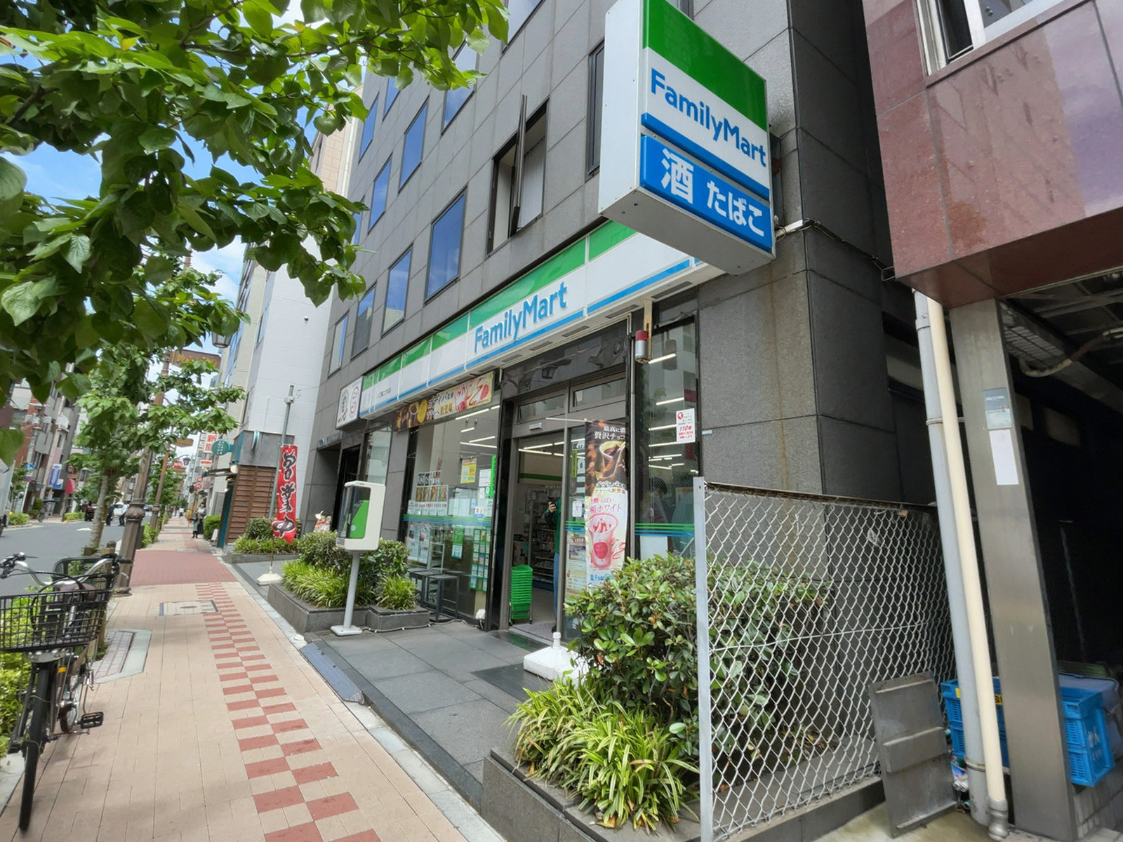 徒歩2分のファミリーマート 八丁堀二丁目店