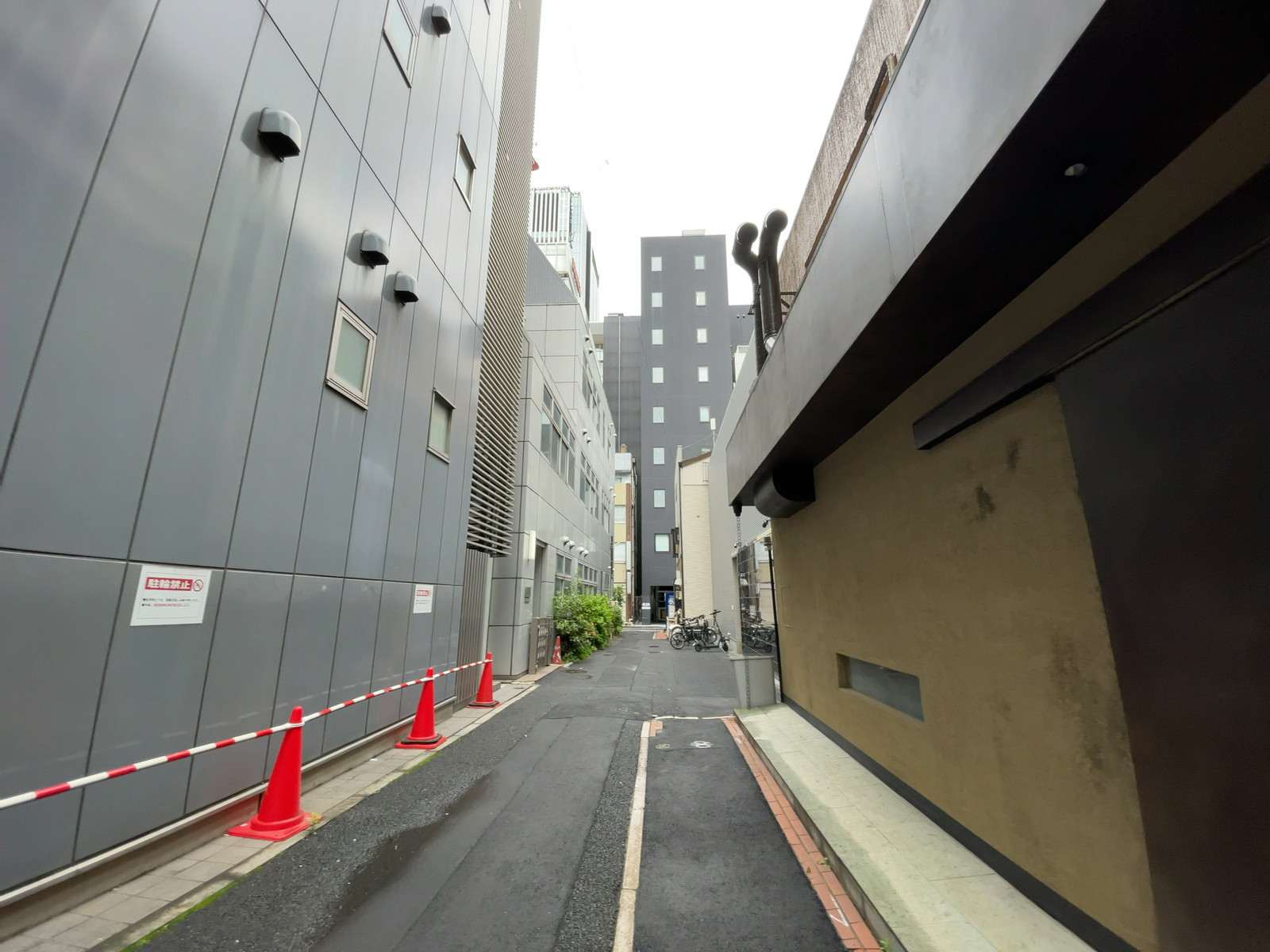 イーストビル前面の通り
