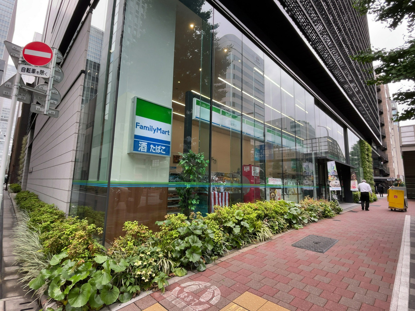 徒歩2分のファミリーマート 宝町店