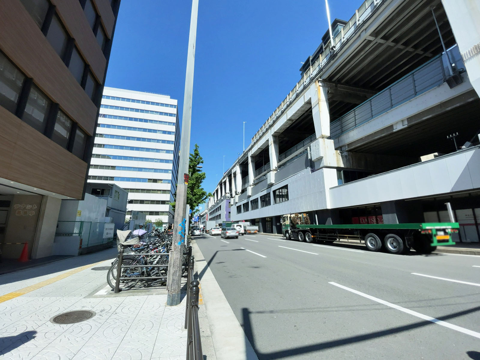 リアライズ堺筋本町ビル前面の通り