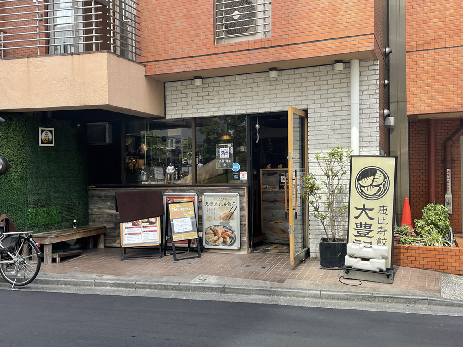 周辺には飲食店が点在