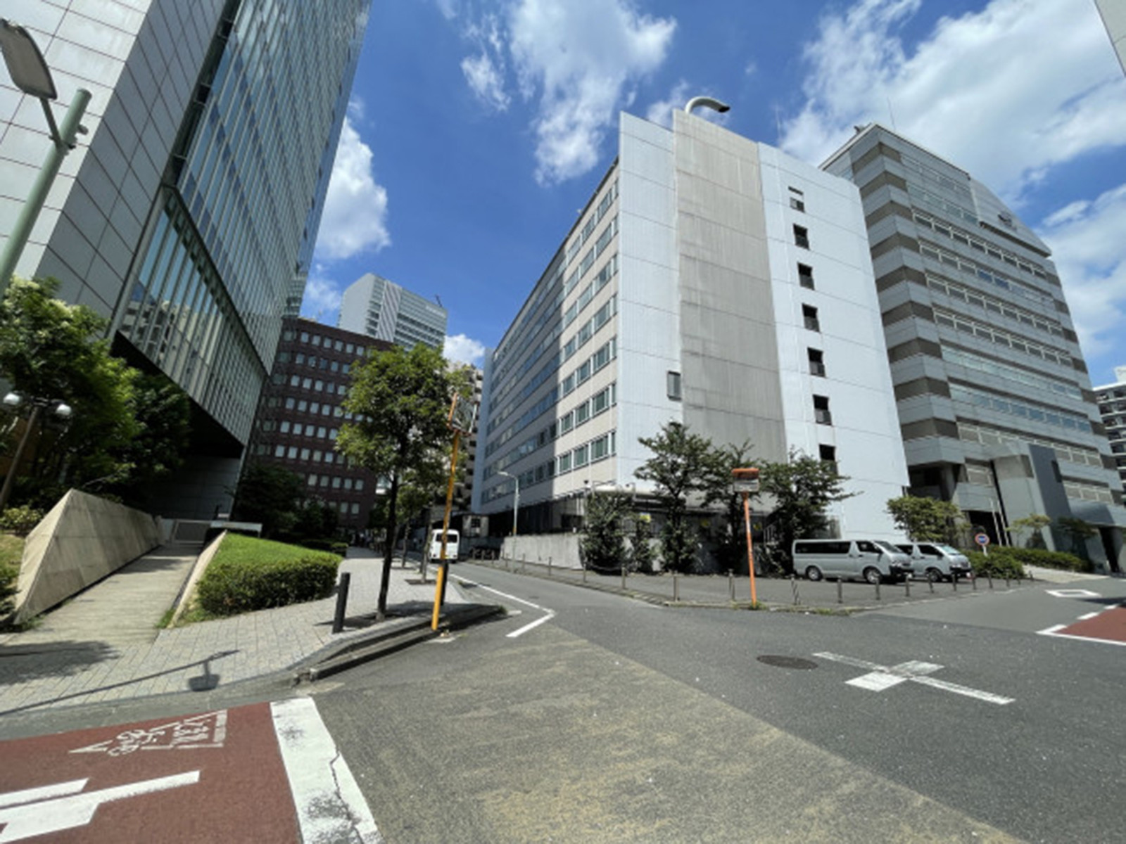 学研ビル前面の通り