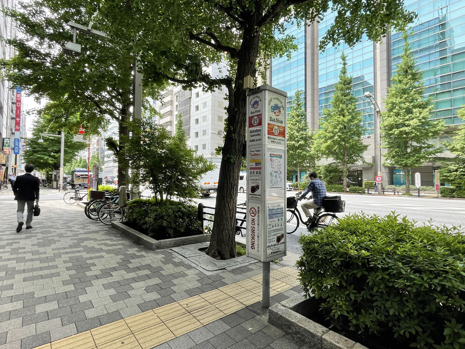 ビル前のバス停「秋葉原（末広町）」