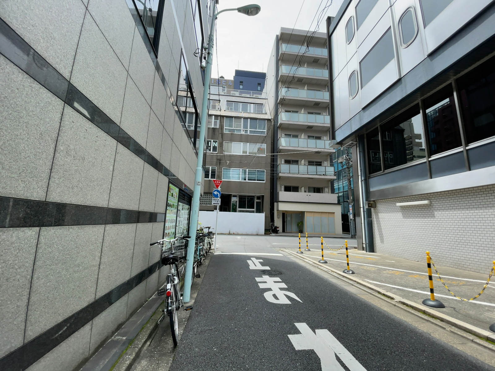 茅場町光ビル前面の通り