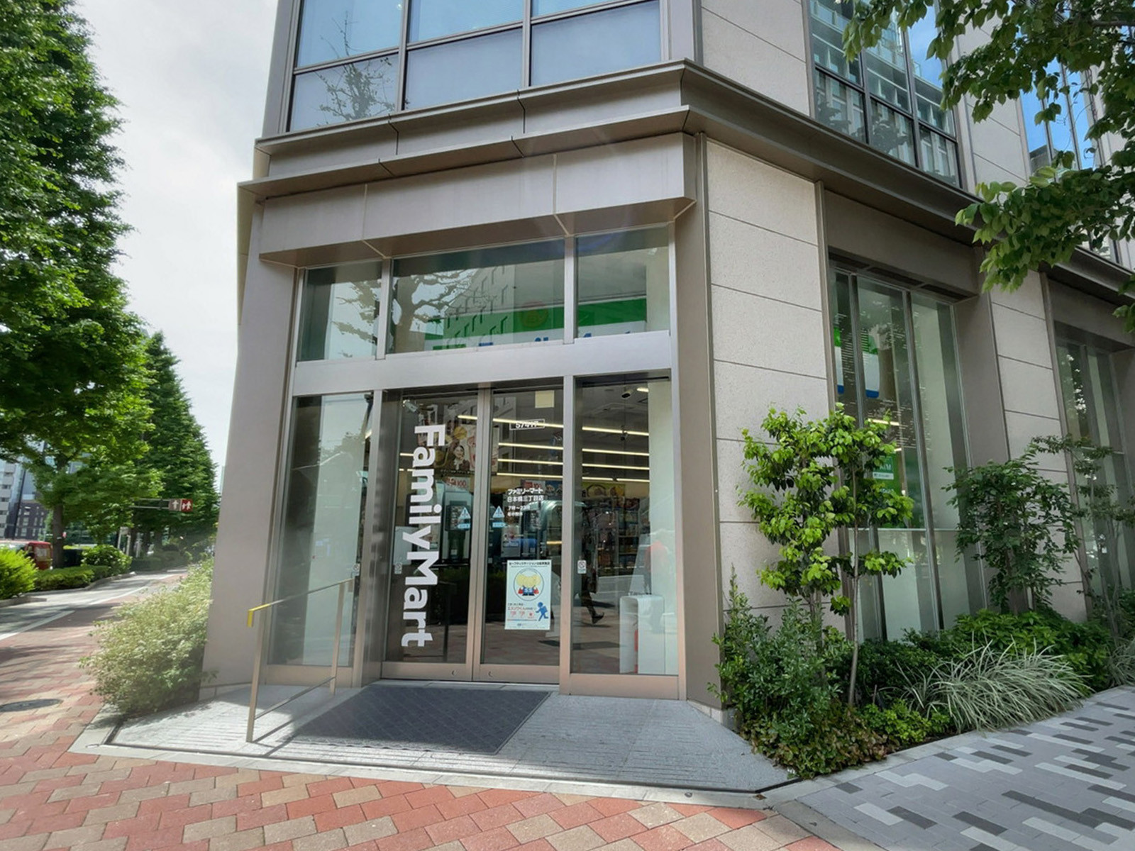 徒歩2分のファミリーマート 日本橋三丁目店