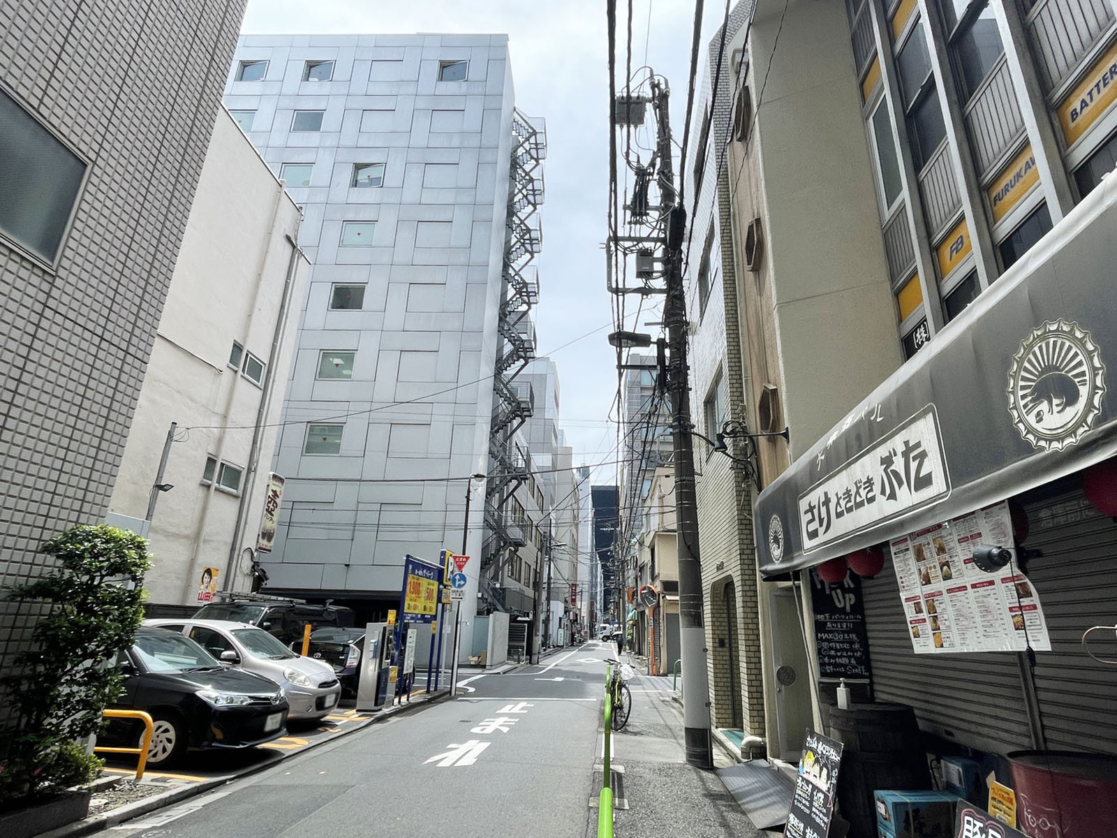 GMビル前面の通り