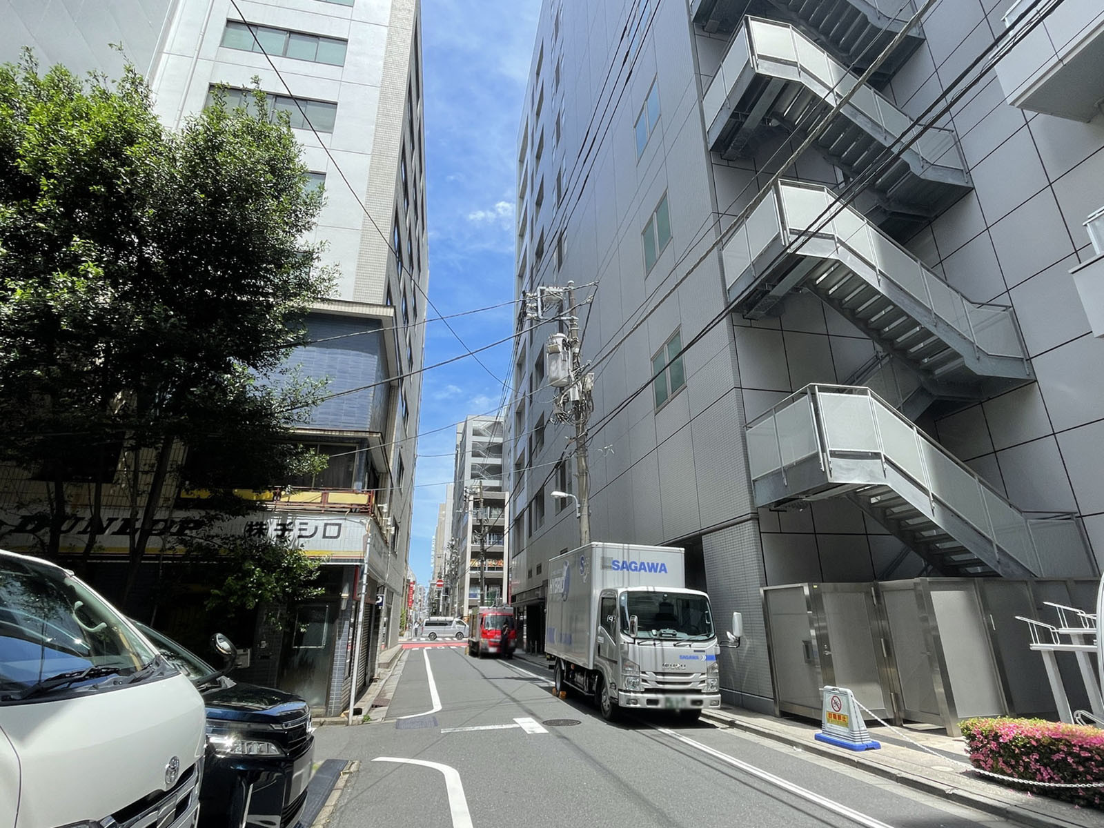 東京商会秋葉原ビル前面の通り