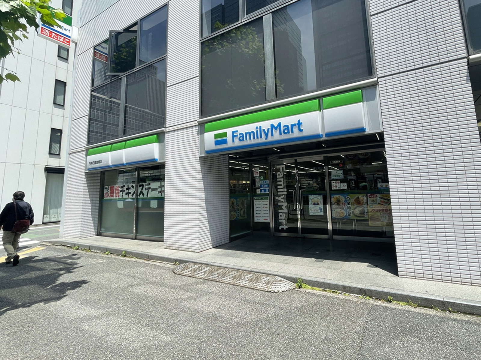 並びのファミリーマート 内神田鎌倉橋店