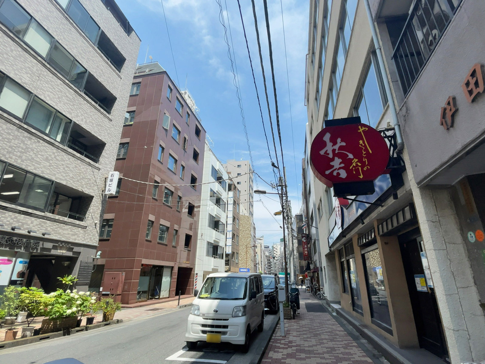 石垣ビル前面の内神田中央通り