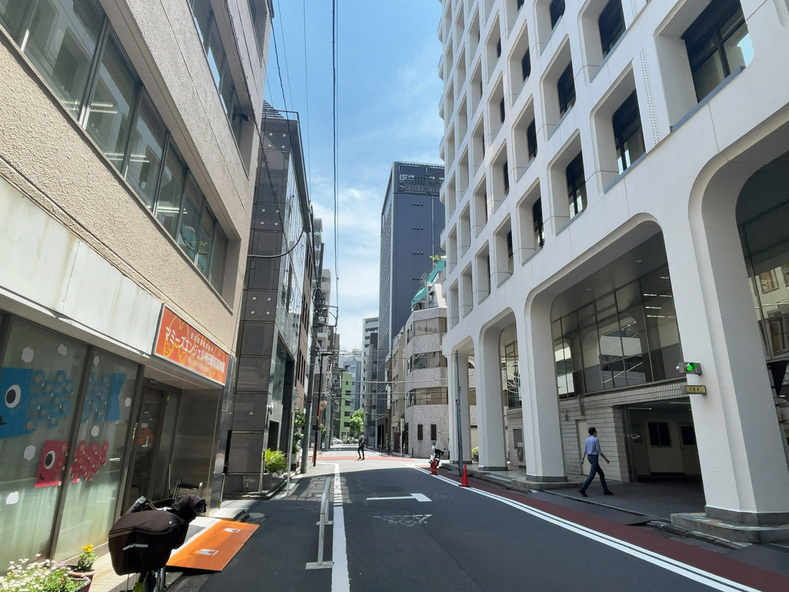 信交会ビル前面の通り
