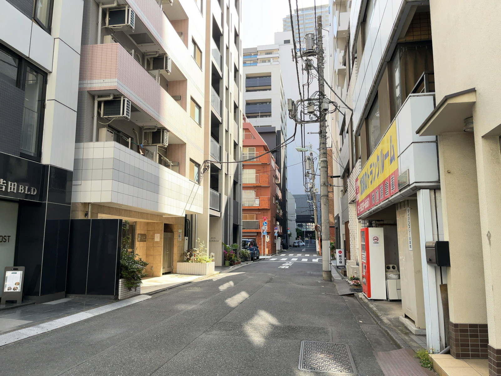 吉田ビル前面の通り