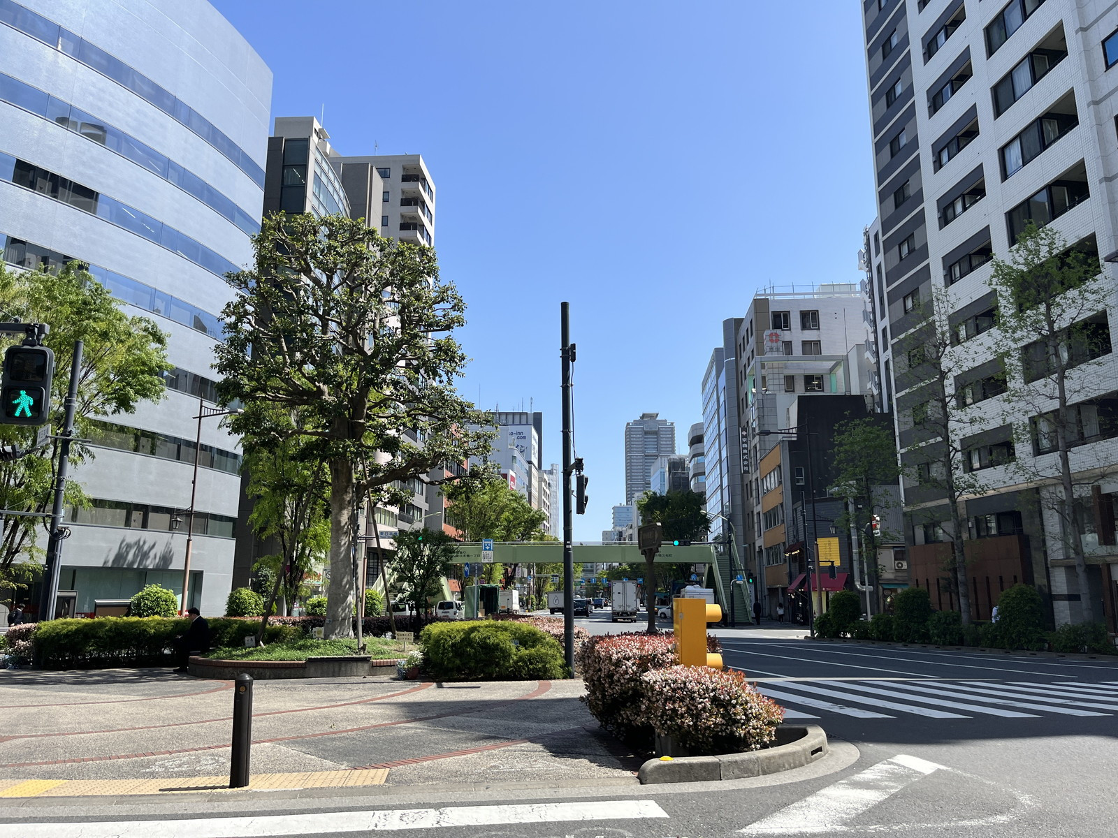 周辺はオフィス街