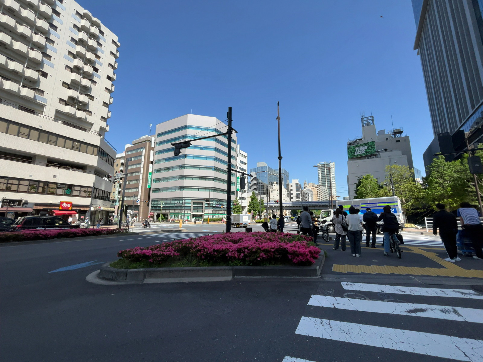 周辺はオフィス街