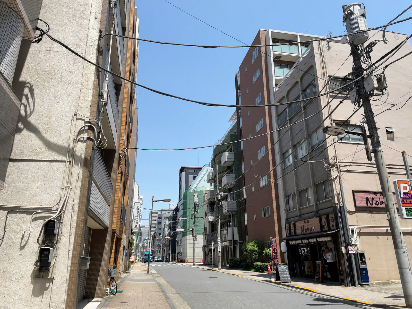 反町商事ビル前面の通り