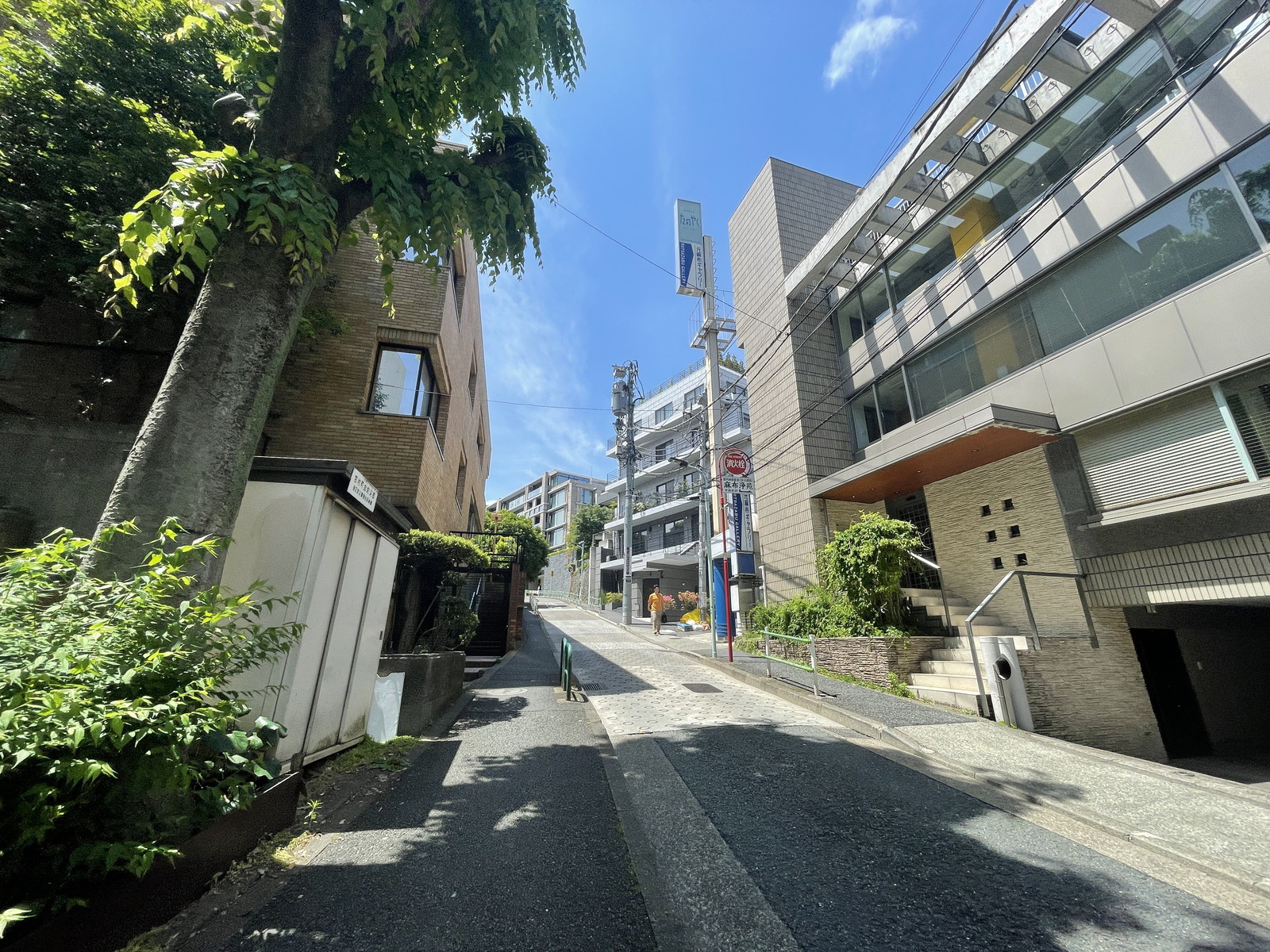 麻布聖徳ビル前面の通り