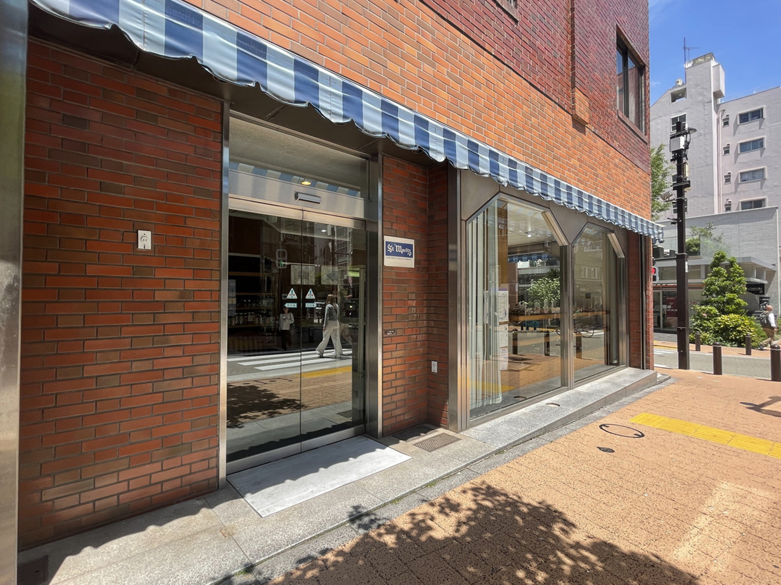 徒歩圏内には飲食店が点在