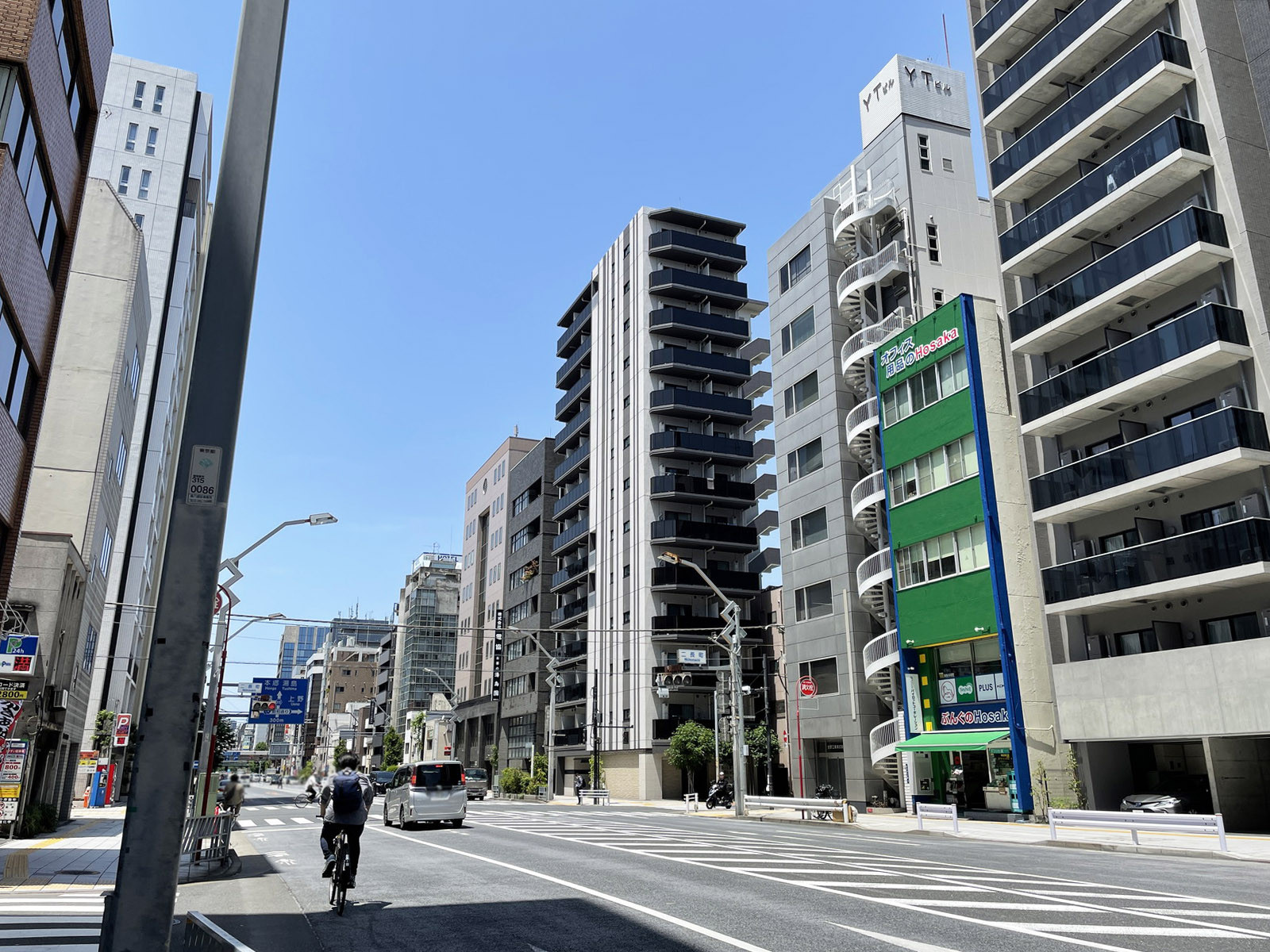 センチュリービル前面の蔵前橋通り