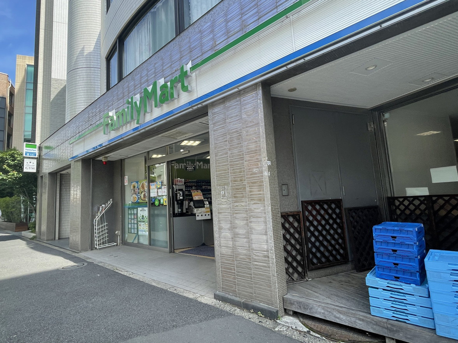 徒歩4分のファミリーマート南麻布4丁目店